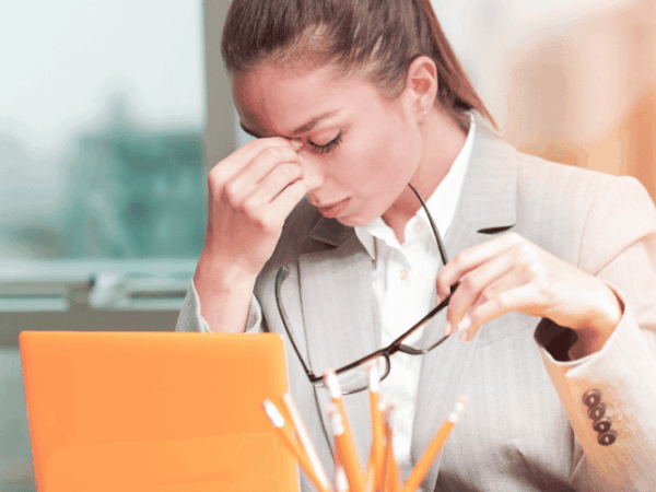 Psychosociale arbeidsbelasting, vrouw heeft last van werkstress