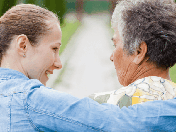 Een vrouw is mantelzorger voor een oudere vrouw