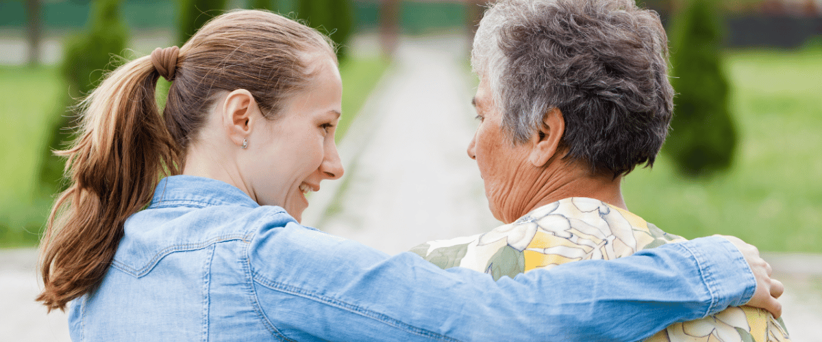 Een vrouw is mantelzorger voor een oudere vrouw