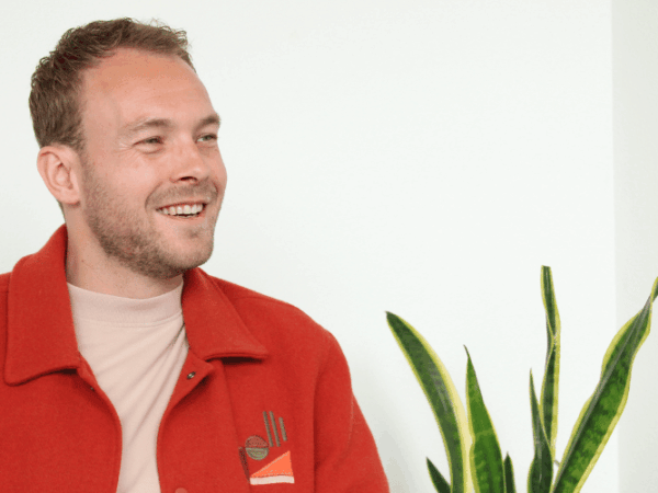 Een arboarts is in gesprek in Enschede met een verzuimende medewerker