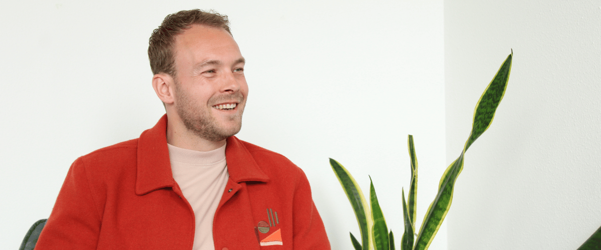 Een arboarts is in gesprek in Enschede met een verzuimende medewerker