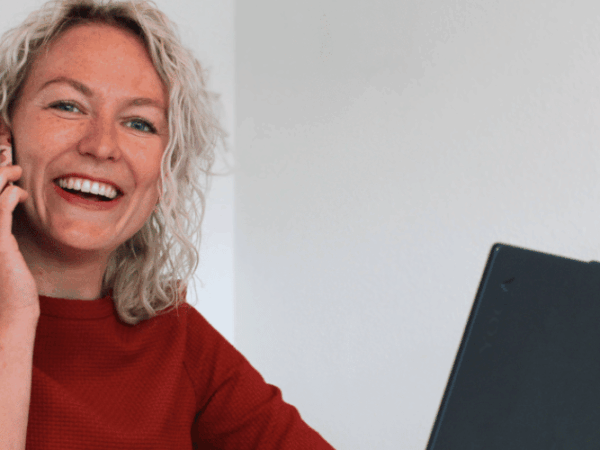 Een arboarts in Groningen belt een medewerker die ziek thuis zit
