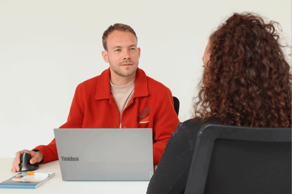 Een gesprek tussen een medewerker in het verzuim met een adviseur inzetbaarheid van de arbodienst.