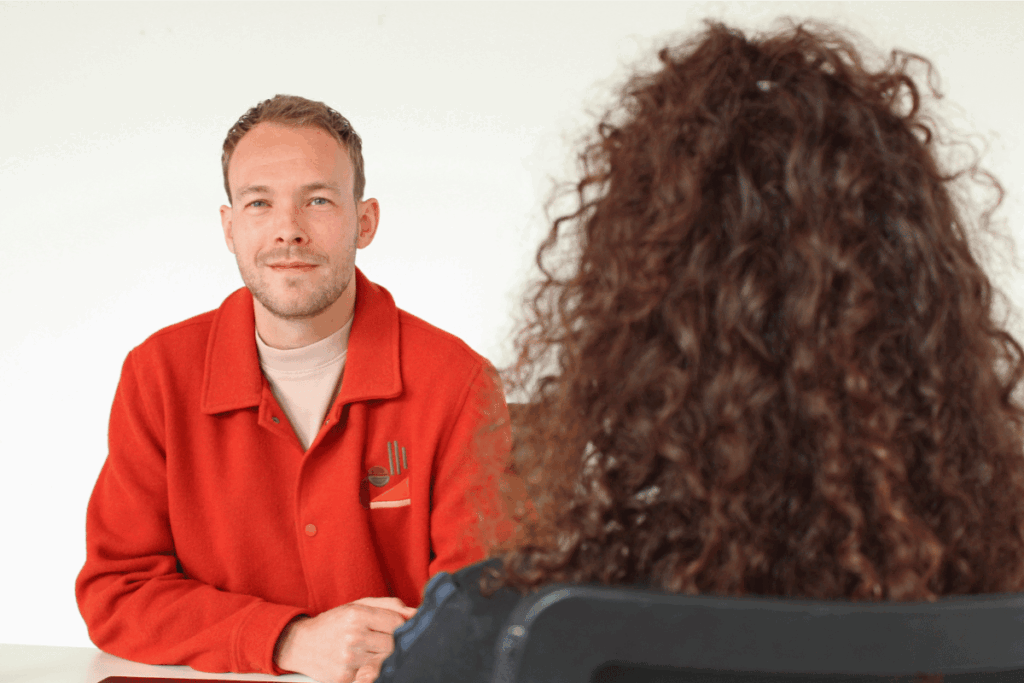 Medewerker en bedrijfsarts in gesprek over re-integratie na verzuim