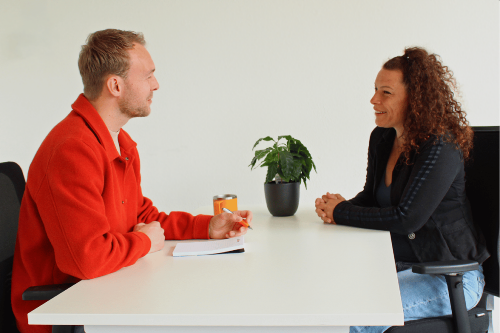 Een gesprek tussen een vertrouwenspersoon en een medewerker