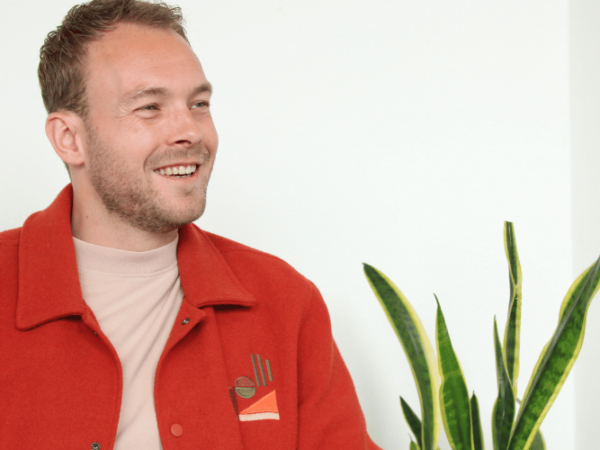 Een medewerker tijdens het adviesgesprek met een adviseur arbeid & gezondheid van Waarborg over de resultaten van het periodiek arbeidsgezondheidskundig onderzoek
