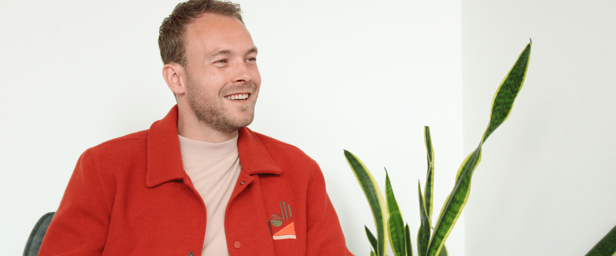 Een medewerker tijdens het adviesgesprek met een adviseur arbeid & gezondheid van Waarborg over de resultaten van het periodiek arbeidsgezondheidskundig onderzoek