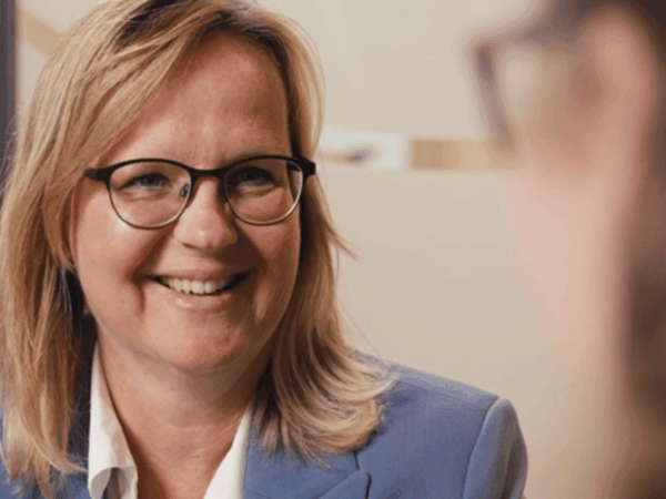 Een physician assistant in gesprek met een verzuimende medewerker in Enschede