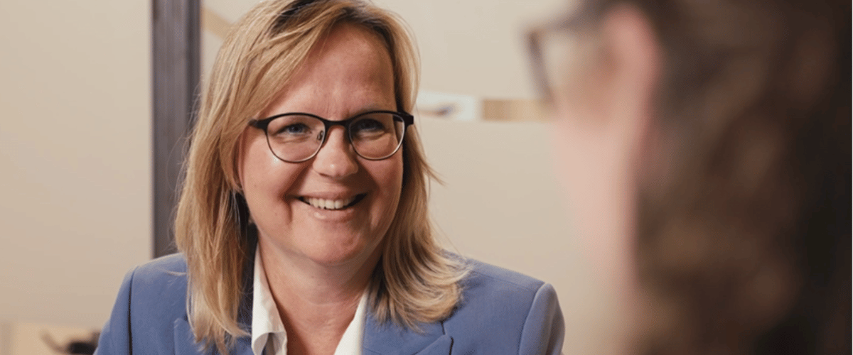 Een physician assistant in gesprek met een verzuimende medewerker in Enschede