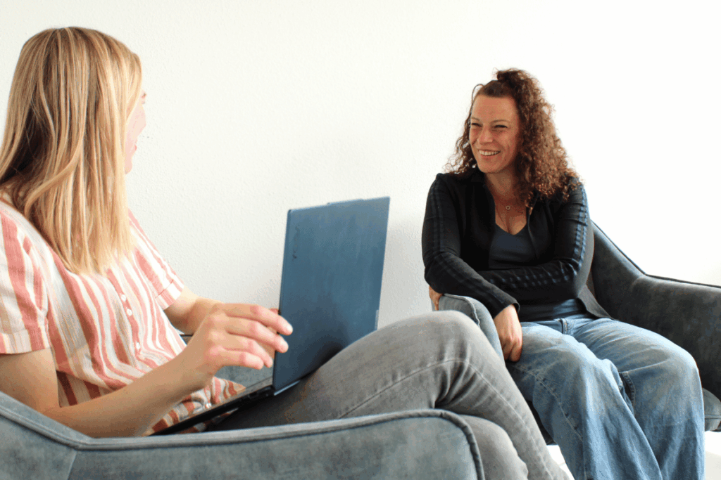 Een medewerker van Waarborg gaat in gesprek met een bedrijf over de risico's naar voren gekomen uit het RI&E