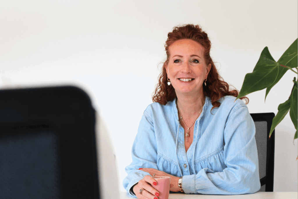 Een kennismaking tussen een potentiële nieuwe klant en een medewerker van Waarborg.
