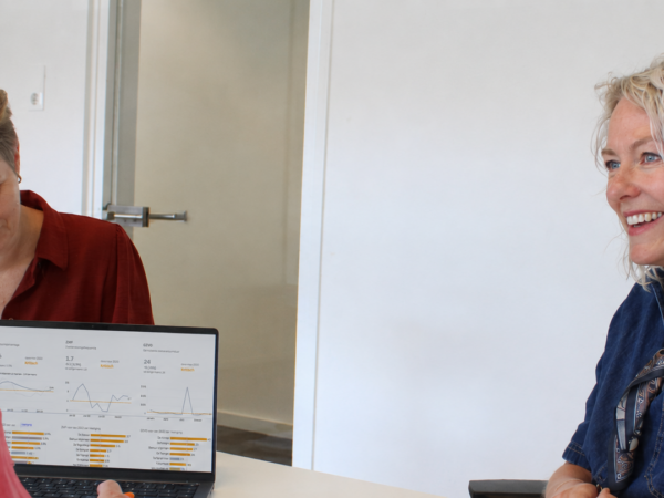 Een strategische sessie tussen werkgever en een adviseur van Waarborg arbodienst over het verlagen van de verzuimcijfers.