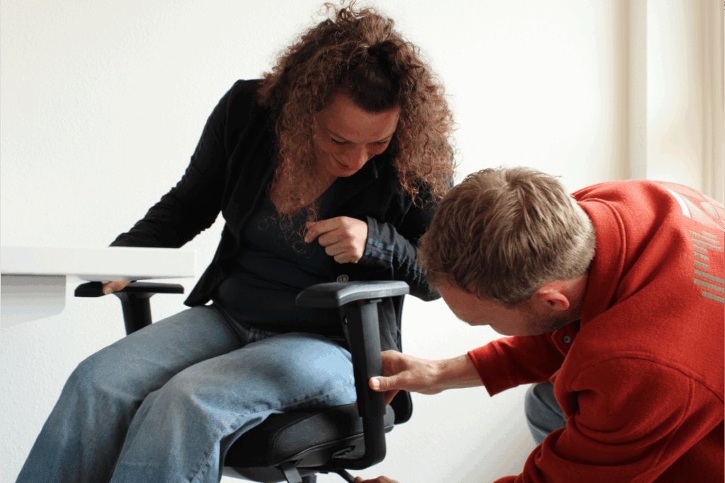 De werkplek van een medewerker wordt door een bedrijfsfysiotherapeut ingesteld